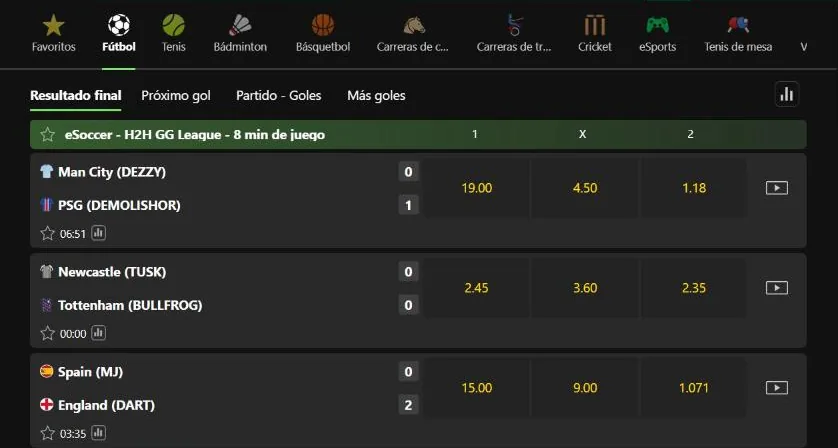 Lista de partidos en vivo en bet365 con el botón de reproducción a la derecha de cada evento
